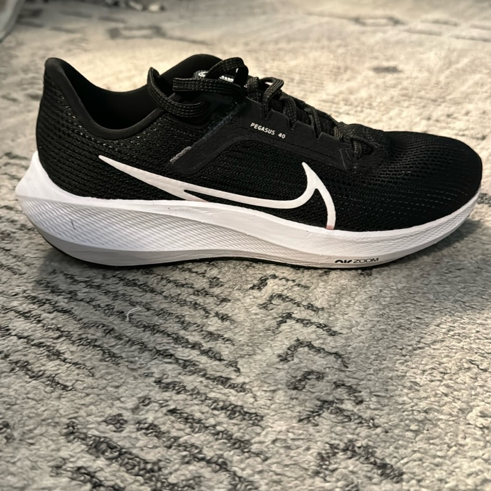 Nike Pegasus 40 sneakers, size 7.5